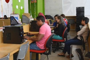 Estudiantes en la Biblioteca de España, una de múltiples bibliotecas públicas en los barrios más pobres de la periferia de Medellín. (Dupraz-Dobias Paula)