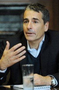 Andrés Velasco, antiguo candidato presidencial y exministro chileno de Finanzas, es profesor de Práctica Profesional en Desarrollo Internacional en la School of International and Public Affairs (SIPA) de la Columbia University. También ha sido profesor de las universidades de Harvard y Nueva York y ha publicado numerosos estudios sobre economía internacional y desarrollo. 